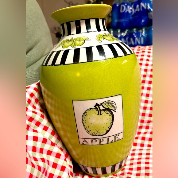 Adorable Farm/Shabby Chic “Apple” Vase - Picture 1 of 6